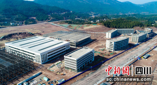 建设中的昭化敢,绿蚕蛋,色家居产业城。