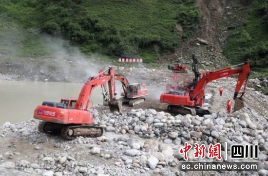 “堰塞湖”排险。刘羽 摄