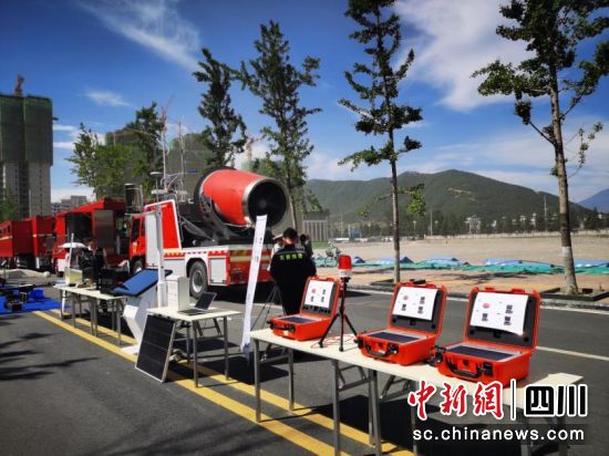“四川智造”地震预警、多灾种预警、现场救援设备在冕宁分演习场展示。（成都高新减灾研究所供图）