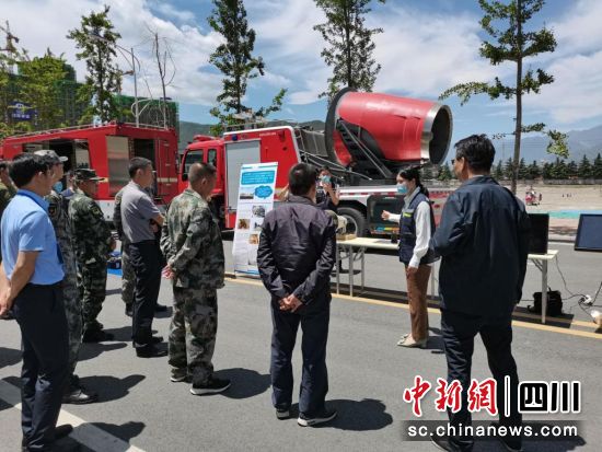  “垢,四摔拎,川智造”地震预警、多灾种预警、现场救援抬,设备在冕宁将,分演习场同,展榔劝,示。（成都高新减灾研究所供图）