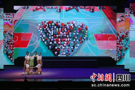 图)(为)(演)(出)(现)(场)(。（四)(川)(省)(残)(联)(供)(图)(）