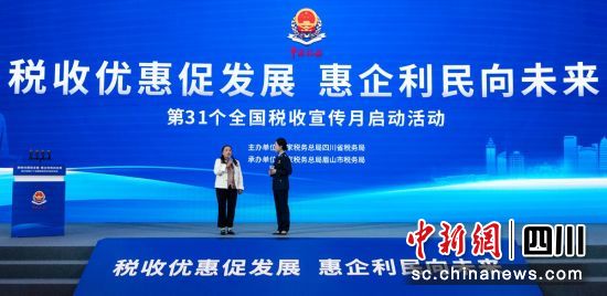 中小微企业现场介绍税惠政策受益情况。刘忠俊摄 中小微企业现场介绍税惠政策受益情况。刘忠俊摄