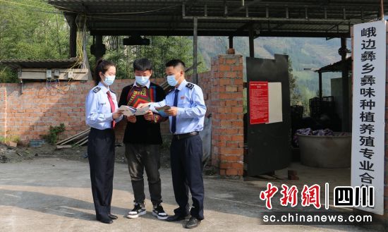 峨边税务局彝汉双语服务队深入当地乡村合作社宣讲最新政策。四川税务供图 峨边税务局彝汉双语服务队深入当地乡村合作社宣讲最新政策。四川税务供图