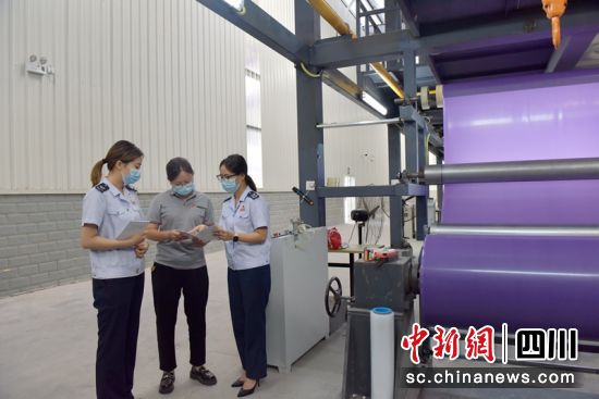 税务干部深入企业走访。四川税务供图 税务干部深入企业走访。四川税务供图