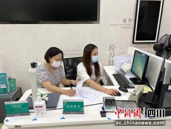 坚守岗位确保金融服务不断档。四川农行 供图 坚守岗位确保金融服务不断档。四川农行 供图
