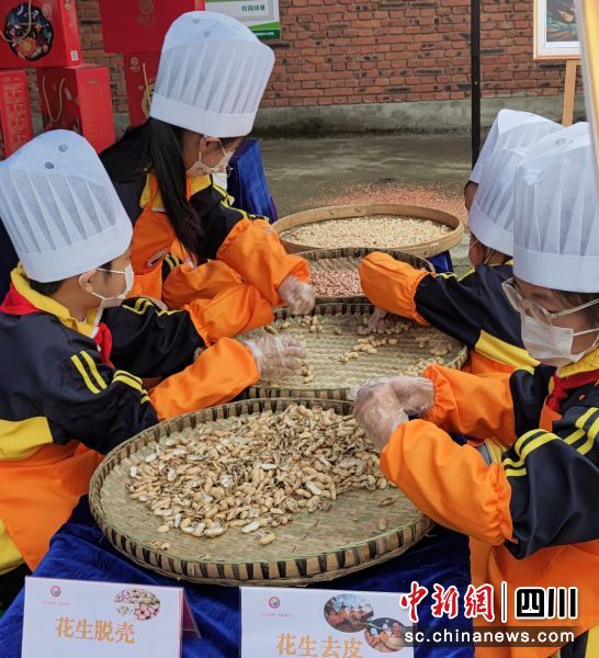 学生们在镇西镇中心学校乡村“复兴少年宫”学习制作花生酥。威远县委宣传部供图