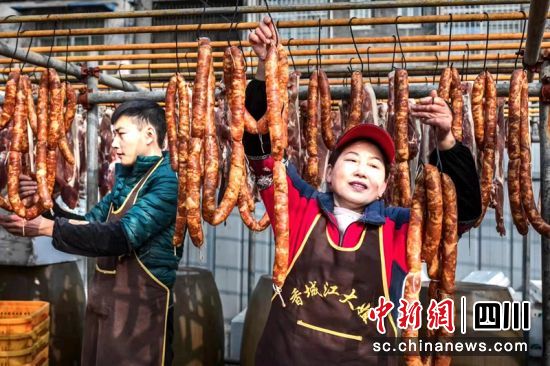 香城江大姐腌卤店工作人员忙晒香肠。四川税务供图 香城江大姐腌卤店工作人员忙晒香肠。四川税务供图