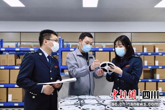 泸州税务局工作人员正在了解企业生产情况。四川税务供图 泸州税务局工作人员正在了解企业生产情况。四川税务供图