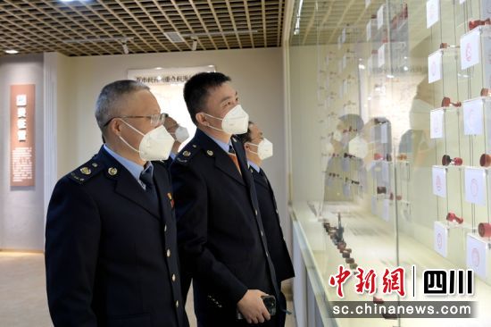 四川当代税收发展历程陈列展吸引参观者。四川税务供图 四川当代税收发展历程陈列展吸引参观者。四川税务供图