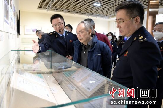 王力等嘉宾参观陈列展。四川税务供图 王力等嘉宾参观陈列展。四川税务供图