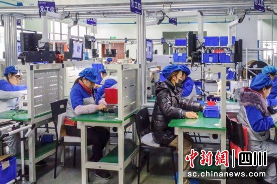 生产车间里工人师傅们正在全力赶制订单。四川税务供图 生产车间里工人师傅们正在全力赶制订单。四川税务供图