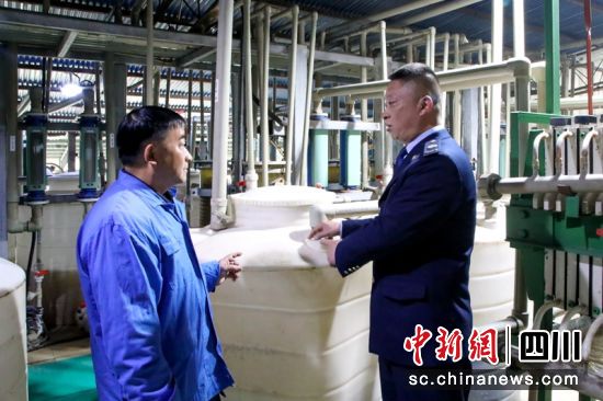 乐山市税务局税务干部到企业车间了解生产情况以及发展诉求。四川税务供图 乐山市税务局税务干部到企业车间了解生产情况以及发展诉求。四川税务供图