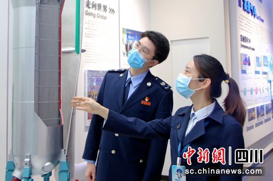 成都高新区税务局干部走访东方电气,了解生产经营等情况。成都税务供图 成都高新区税务局干部走访东方电气,了解生产经营等情况。成都税务供图