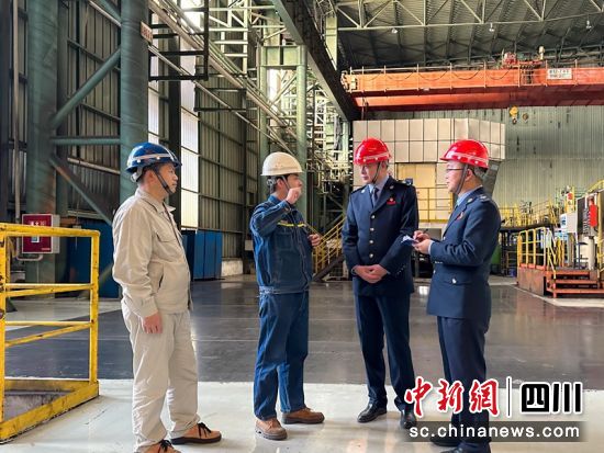 凉山州税务干部在攀钢西昌钒钛有限公司实地了解重点项目建设进展。四川税务供图 凉山州税务干部在攀钢西昌钒钛有限公司实地了解重点项目建设进展。四川税务供图