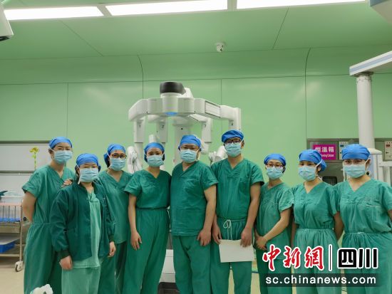 图为小儿外科手术团队。成都市妇女儿童中心医院供图 图为小儿外科手术团队。成都市妇女儿童中心医院供图