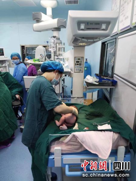 图为新生儿复苏。成都市妇女儿童中心医院供图 图为新生儿复苏。成都市妇女儿童中心医院供图
