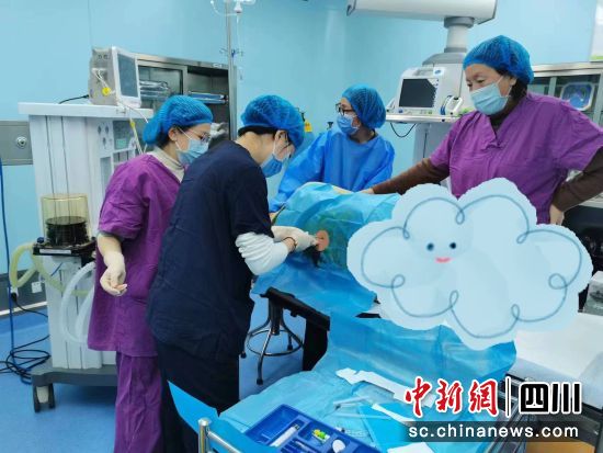 图为腰硬联合麻醉。成都市妇女儿童中心医院供图 图为腰硬联合麻醉。成都市妇女儿童中心医院供图