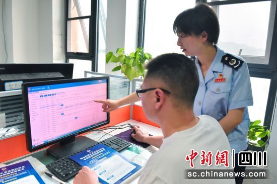 绵阳税务干部辅导企业工作人员完成个税汇算。四川税务供图 绵阳税务干部辅导企业工作人员完成个税汇算。四川税务供图