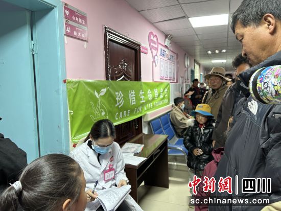 图为筛查现场。成都市妇女儿童中心医院供图 图为筛查现场。成都市妇女儿童中心医院供图