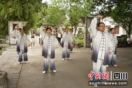 八段锦。 德阳市卫健委供图