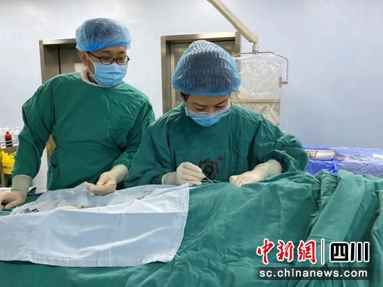 图为手术现场。成都市妇女儿童中心医院供图 图为手术现场。成都市妇女儿童中心医院供图