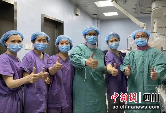 图为手术团队。成都市妇女儿童中心医院供图 图为手术团队。成都市妇女儿童中心医院供图