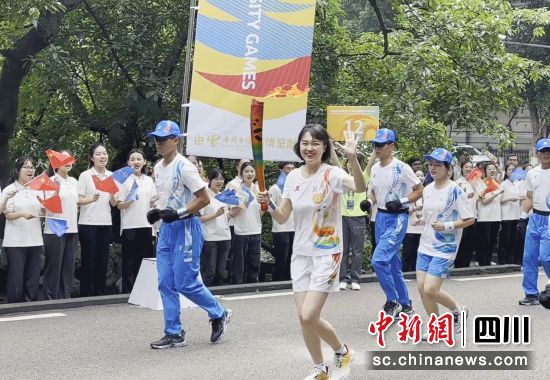 成都大运会火炬传递重庆站启动，来自中国电信的文秋景顺利完成火炬传递。中国电信四川公司 供图