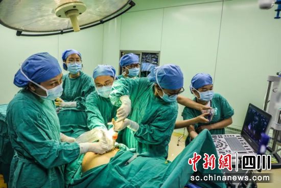 图为成都市妇女儿童中心医院开展胎儿胸腔羊膜腔分流术。 医院供图 图为成都市妇女儿童中心医院开展胎儿胸腔羊膜腔分流术。 医院供图