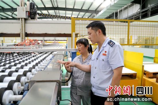 税务干部走进生产一线了解企业经营状况。四川税务供图 税务干部走进生产一线了解企业经营状况。四川税务供图