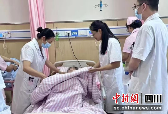 近日,在成都市妇女儿童中心医院的支援下,贵州仁怀妇幼成功救治一名危重早产儿。成都市妇女儿童中心医院 供图 近日,在成都市妇女儿童中心医院的支援下,贵州仁怀妇幼成功救治一名危重早产儿。成都市妇女儿童中心医院 供图