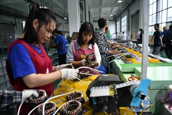川渝高竹新区某企业员工工作中。受访者供图 川渝高竹新区某企业员工工作中。受访者供图