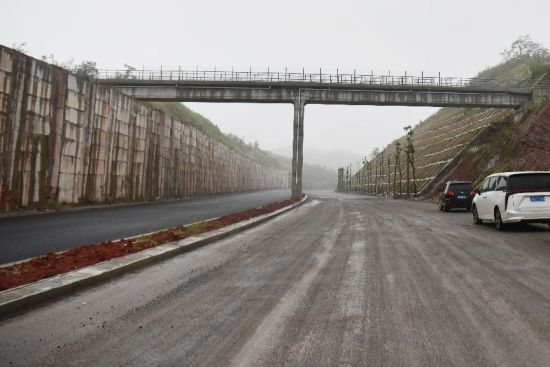川渝高竹新区南北大道三期项目工程建设现场。受访者供图 川渝高竹新区南北大道三期项目工程建设现场。受访者供图