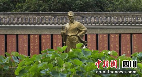 杨慎人物塑像。(桂湖公园 供图) 杨慎人物塑像。(桂湖公园 供图)