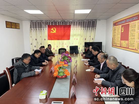 汝地甲古村考察调研座谈会。黄静 摄 汝地甲古村考察调研座谈会。黄静 摄