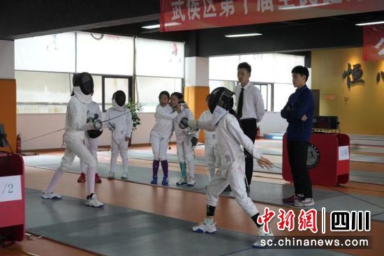 成都武侯区中小学生击剑比赛近日举行。 成都市体育局供图 成都武侯区中小学生击剑比赛近日举行。 成都市体育局供图