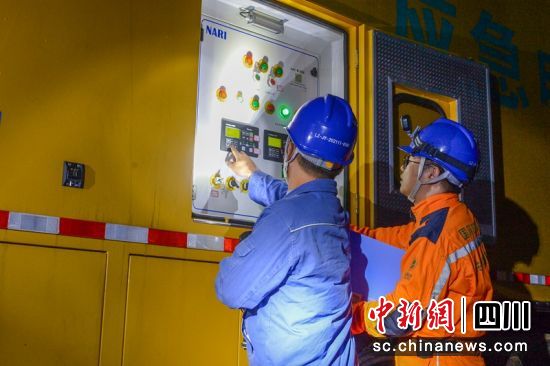 工作人员正在检查发电车运行各项数据。泸州供电供图 工作人员正在检查发电车运行各项数据。泸州供电供图