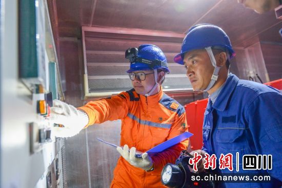 工作人员正在查看设备运行情况。泸州供电供图 工作人员正在查看设备运行情况。泸州供电供图