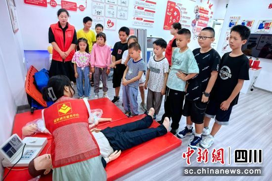 孩子现场学习应急救护知识。(资料图)雅安应急供图 孩子现场学习应急救护知识。(资料图)雅安应急供图