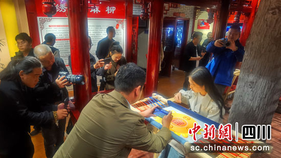 图为媒体记者旅游达人探访朝天区麻柳刺绣传习所。苗志勇 摄 图为媒体记者旅游达人探访朝天区麻柳刺绣传习所。苗志勇 摄