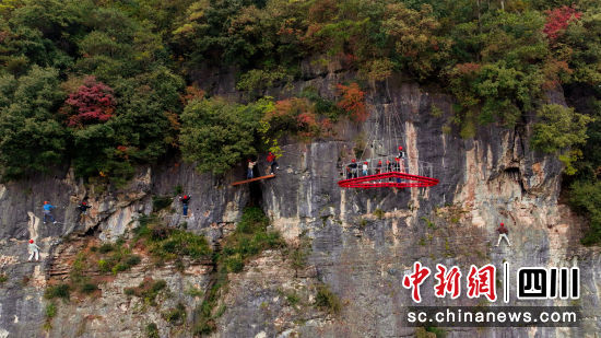 近年来,文旅体融合发展的曾家山日新月异。图为新建成的攀岩项目吸引众多体验者。苗志勇 摄 近年来,文旅体融合发展的曾家山日新月异。图为新建成的攀岩项目吸引众多体验者。苗志勇 摄
