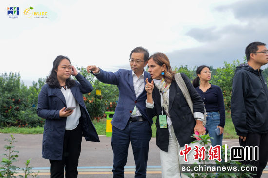 正在向国外嘉宾介绍。潘政吉 摄 正在向国外嘉宾介绍。潘政吉 摄