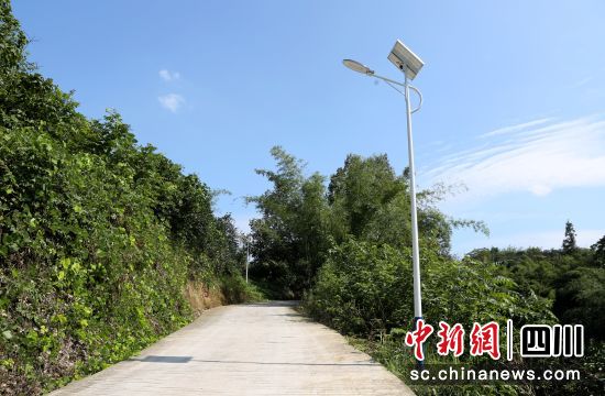 安装的太阳能路灯。王超明 摄 安装的太阳能路灯。王超明 摄