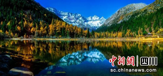 达古冰川。四川省文化和旅游厅 供图 达古冰川。四川省文化和旅游厅 供图