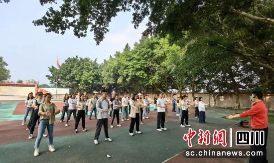 练习“八段锦”。自流井融媒 供图 练习“八段锦”。自流井融媒 供图