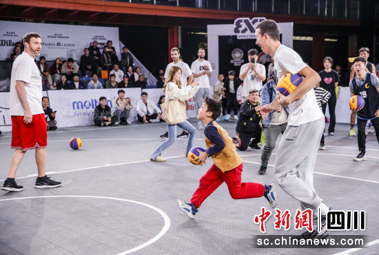 19日晚,中外“灌篮高手”成都街头与市民互动。 图片由成都市体育局提供 19日晚,中外“灌篮高手”成都街头与市民互动。 图片由成都市体育局提供