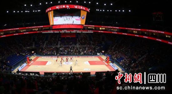 19日晚,2023年“五粮液杯”四川“三大球”城市联赛开赛。 图片由赛事组委会提供 19日晚,2023年“五粮液杯”四川“三大球”城市联赛开赛。 图片由赛事组委会提供
