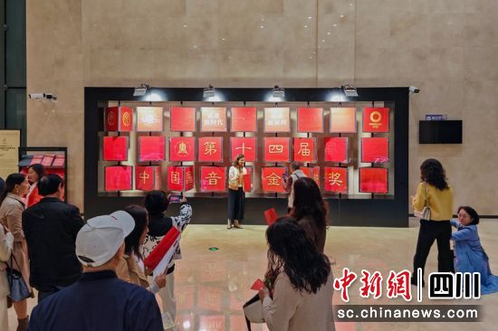 观众在四川大剧院大厅内拍照留念。记者刘忠俊摄 观众在四川大剧院大厅内拍照留念。记者刘忠俊摄