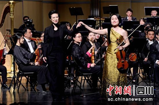 指挥家陈琳(前左)携手小提琴家王之炅(前右)。第十四届中国音乐金钟奖组委会供图 指挥家陈琳(前左)携手小提琴家王之炅(前右)。第十四届中国音乐金钟奖组委会供图