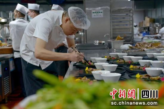 厨师备菜。 罗江区委宣传部供图 厨师备菜。 罗江区委宣传部供图