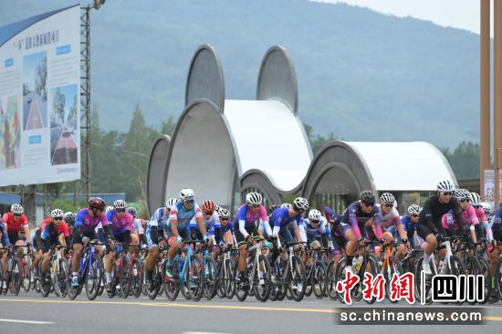 2023年“环茶马古道”雅安国际公路自行车赛20日在雅安开赛。 图片由赛事组委会提供 2023年“环茶马古道”雅安国际公路自行车赛20日在雅安开赛。 图片由赛事组委会提供